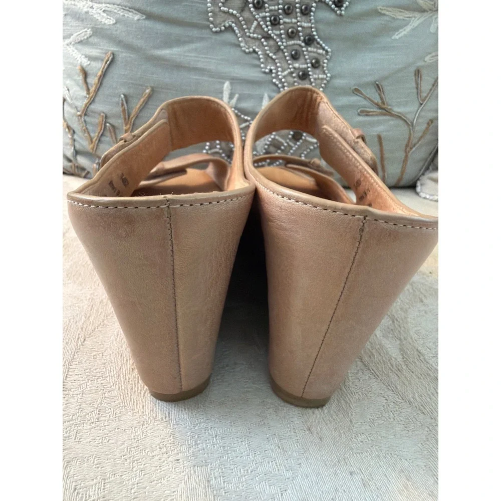 JOHNSTON & MURPHY. TRICIA GOLD WEDGE SLIDE SIZE 7